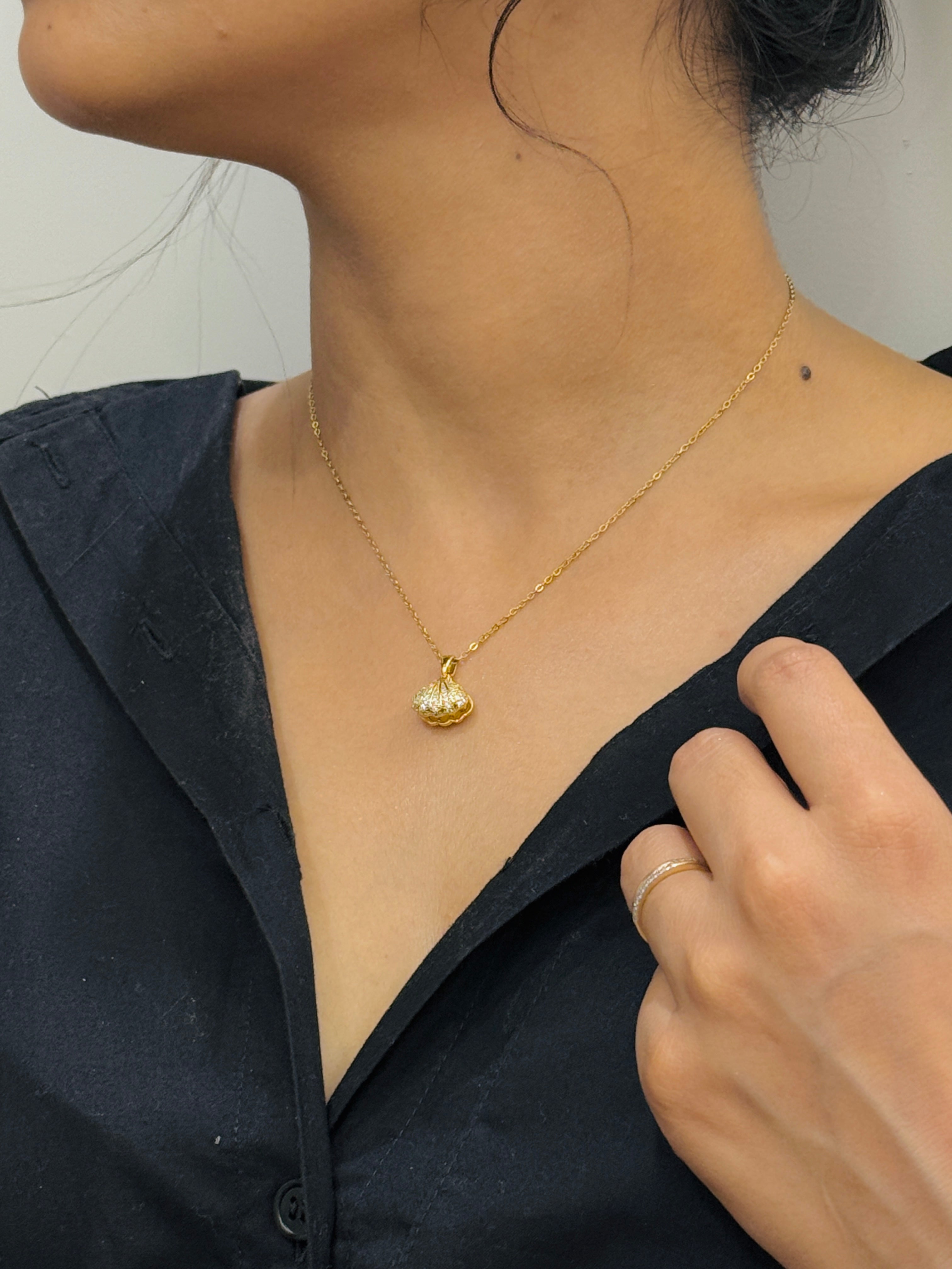 Shell Gold Plated Pendant With Chain